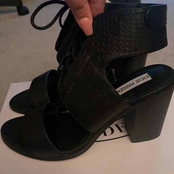 Steve Madden - BOAA Black Chunky Heel - Picture 2 of 5
